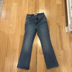 Madewell mid-rise kick out cropped jeans. Size 26. Excellent condition!
